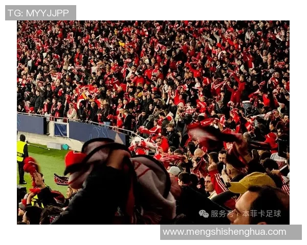 足球球星灿烂笑容大放异彩现场气氛火热引发球迷热烈反响